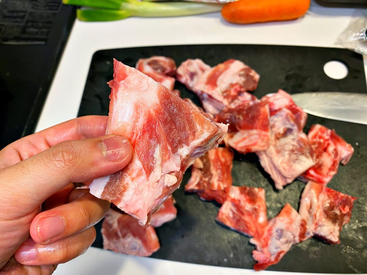 沖縄風豚バラ軟骨（パイカ・ソーキ）煮込みのレシピ！ポイントはカツオ出汁と焼酎と黒糖！ | Bacon Notes